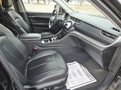 Used 2023 Jeep Grand Cherokee Limited w/ Luxury Tech Group II image 11