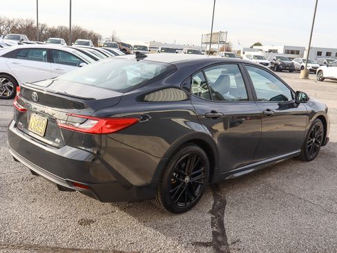 Used 2025 Toyota Camry SE image 4