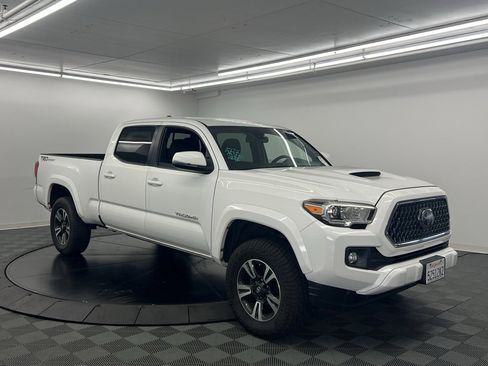 Used 2018 Toyota Tacoma TRD Sport image 2