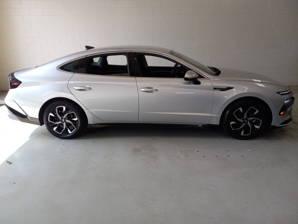 Used 2025 Hyundai Sonata SEL FWD image 2