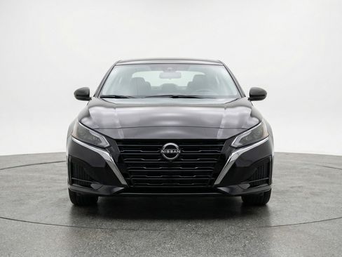 Used 2025 Nissan Altima 2.5 SV FWD image 2