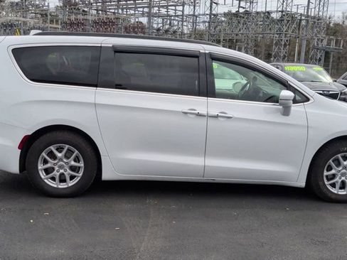 Used 2022 Chrysler Pacifica Touring-L image 9