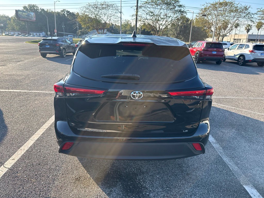 Used 2022 Toyota Highlander LE FWD image 5