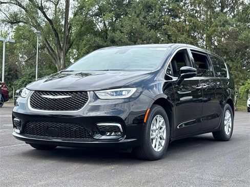 New 2025 Chrysler Pacifica Select image 9