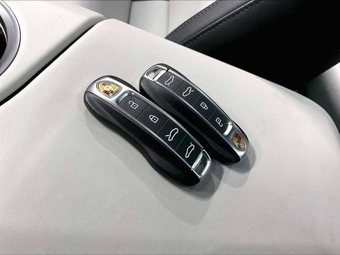 Used 2025 Porsche Taycan image 37