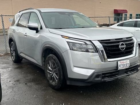 Used 2025 Nissan Pathfinder SV FWD image 2
