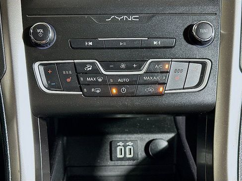Used 2020 Ford Fusion SE AWD/4WD image 16