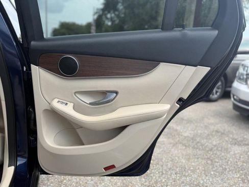 Used 2022 Mercedes-Benz GLC 300 4MATIC w/ Premium Package Lite image 17