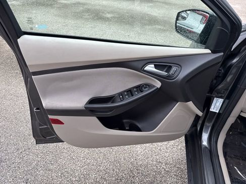 Certified 2017 Ford Focus SE image 13