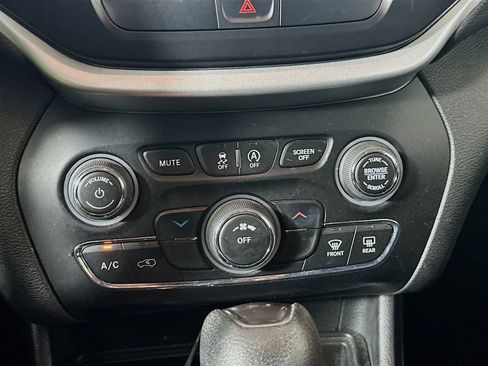 Used 2019 Jeep Cherokee Latitude w/ Popular Appearance Group AWD/4WD image 23