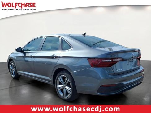 Used 2024 Volkswagen Jetta SE FWD image 3