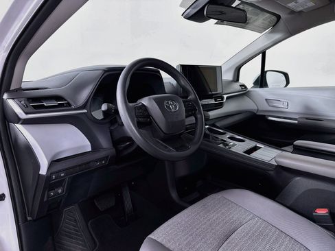 Certified 2025 Toyota Sienna LE FWD image 9