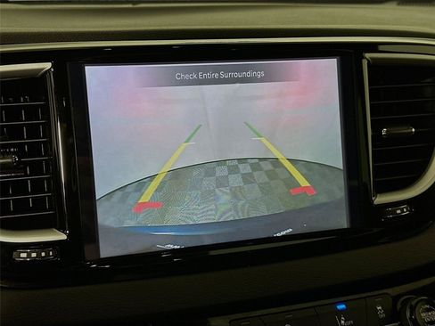 Used 2025 Chrysler Pacifica Select FWD image 6