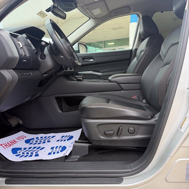 Used 2025 Nissan Pathfinder SL AWD/4WD image 5