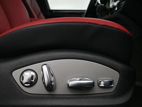 Certified 2026 Porsche Macan AWD/4WD image 15