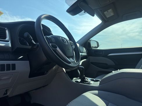 Used 2019 Toyota Highlander LE image 34