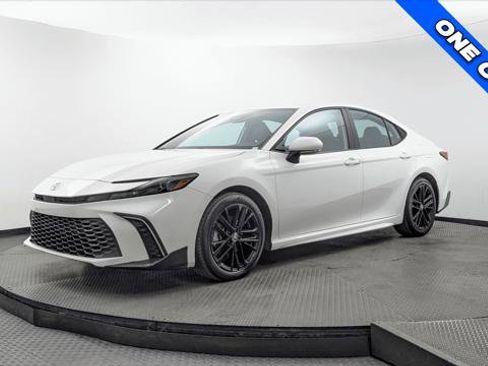 Used 2025 Toyota Camry SE FWD image 2
