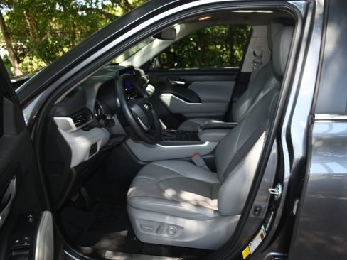 Used 2023 Toyota Highlander XLE AWD/4WD image 8