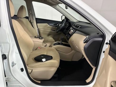 Used 2016 Nissan Rogue SV w/ SV Premium Package image 28