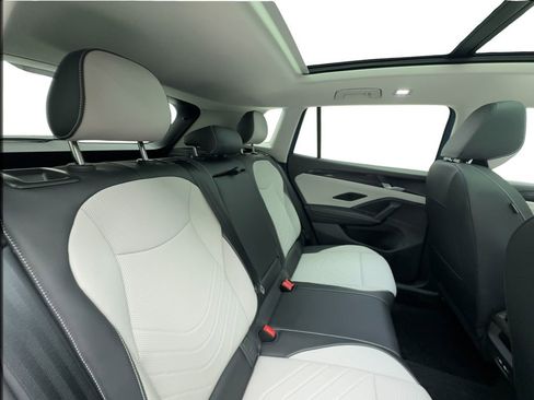 Used 2025 Volkswagen Tiguan SE w/ Panoramic Sunroof Package FWD image 27