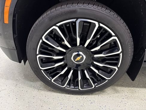 Used 2026 Chevrolet Suburban High Country AWD/4WD image 11