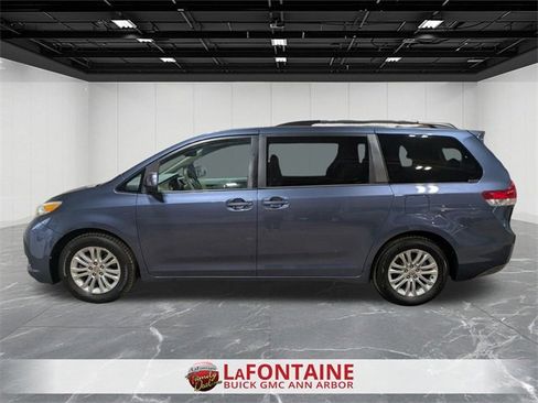 Used 2013 Toyota Sienna XLE image 2