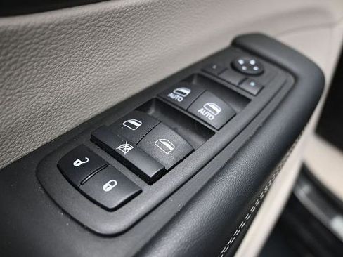 Used 2023 Chrysler Pacifica Touring-L FWD image 19