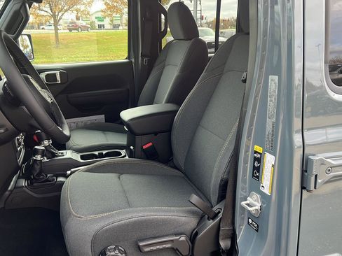 New 2025 Jeep Gladiator Sport image 11