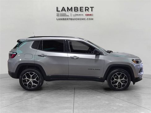 Used 2024 Jeep Compass Latitude image 7