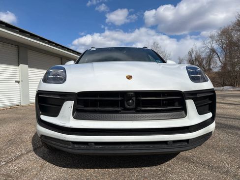 Certified 2025 Porsche Macan image 9