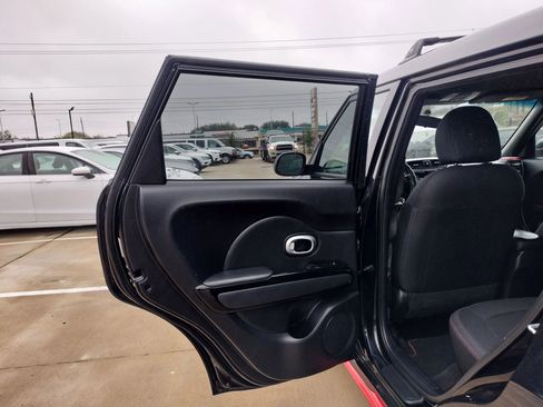 Used 2015 Kia Soul + image 23