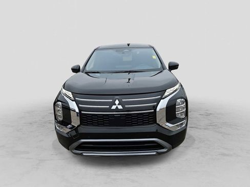 Used 2025 Mitsubishi Outlander SE image 3