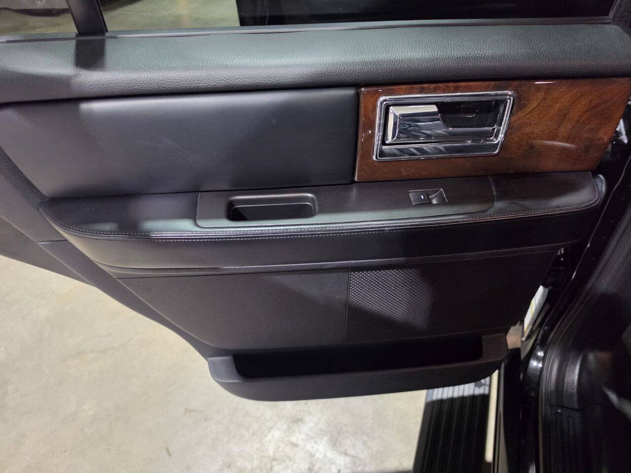 Used 2017 Lincoln Navigator Select AWD/4WD image 27
