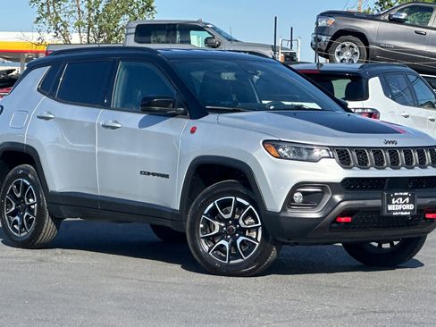 Used 2025 Jeep Compass Trailhawk AWD/4WD image 2