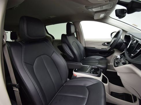 Used 2023 Chrysler Pacifica Touring-L image 21