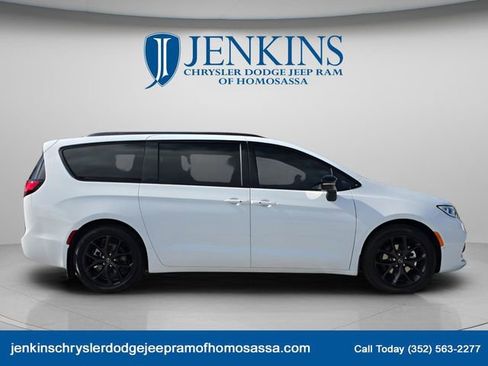 New 2026 Chrysler Pacifica Select image 2