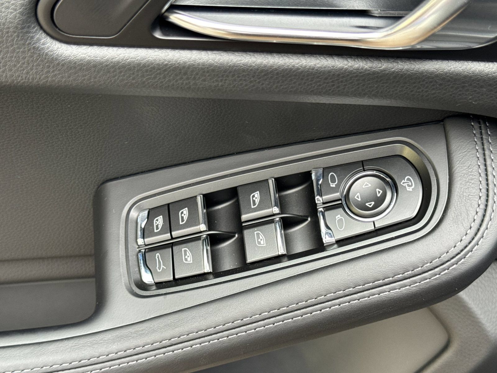 Certified 2026 Porsche Macan Turbo AWD/4WD image 13