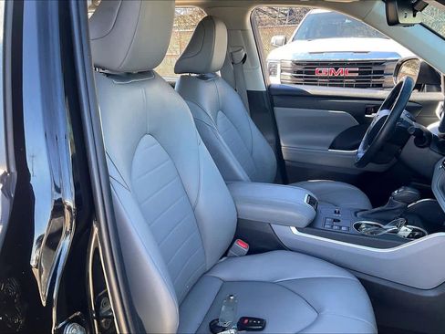 Used 2023 Toyota Highlander XLE image 9