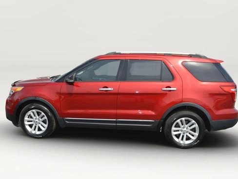 Used 2015 Ford Explorer XLT w/ Equipment Group 202B image 4