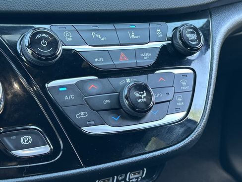 Used 2025 Chrysler Pacifica Select FWD image 24