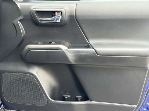 Used 2022 Toyota Tacoma TRD Off-Road image 18