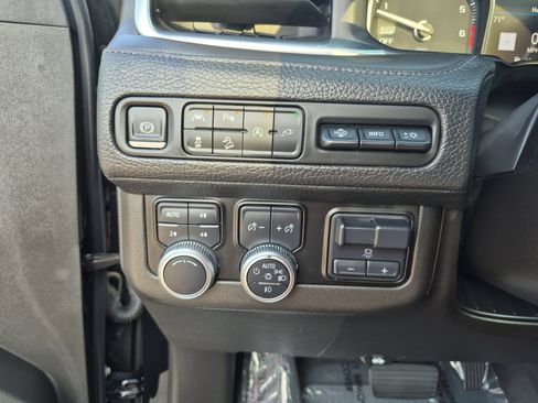 Used 2021 GMC Yukon XL Denali w/ Denali Premium Package AWD/4WD image 19