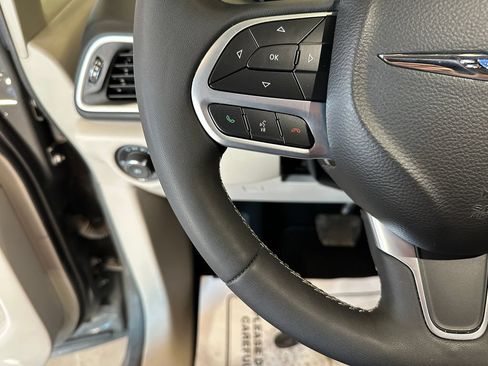 Used 2022 Chrysler Pacifica Touring-L FWD image 11