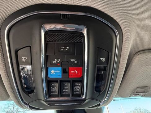 Used 2023 Jeep Grand Cherokee Limited w/ Black Appearance Package AWD/4WD image 19