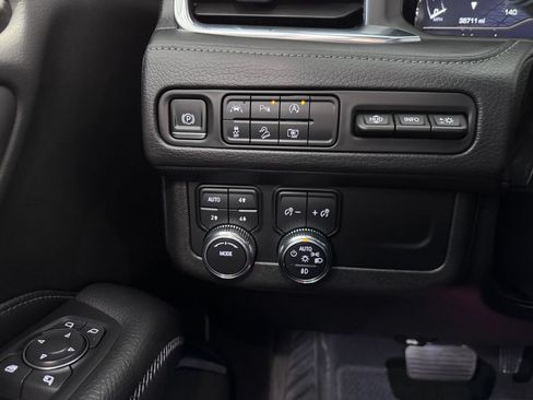 Used 2023 GMC Yukon XL Denali AWD/4WD image 30