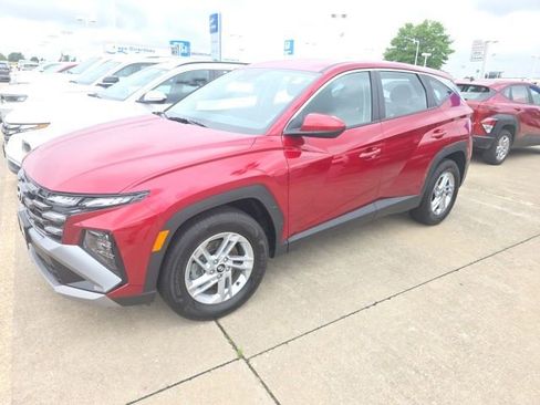 Used 2025 Hyundai Tucson SE FWD image 2