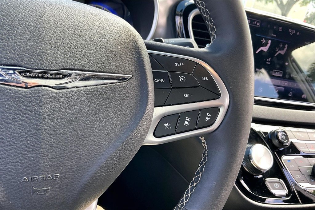 Used 2025 Chrysler Pacifica Select FWD image 9