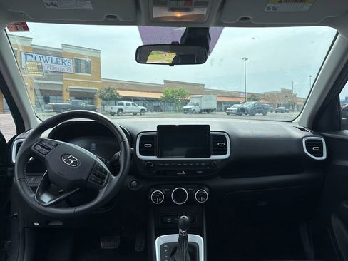 Used 2025 Hyundai Venue Limited FWD image 11