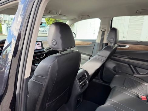 Used 2024 Volkswagen Atlas SE AWD/4WD image 17