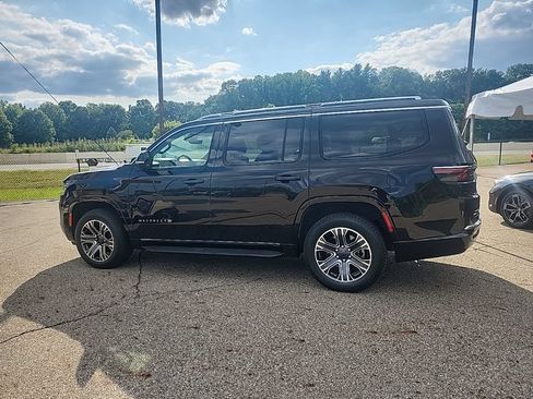 Used 2023 Jeep Wagoneer 4WD w/ Premium Group I image 3
